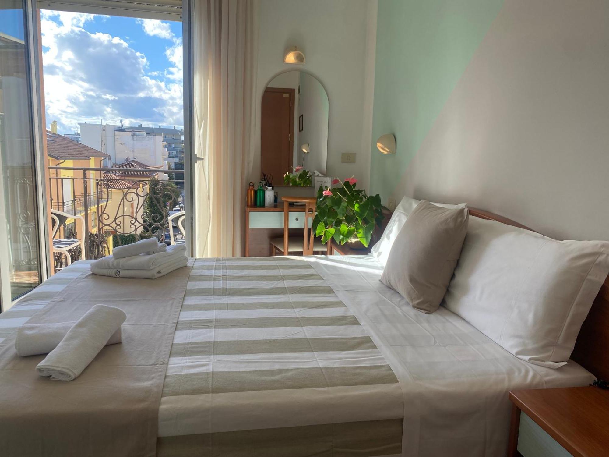 โฮเทล วิลลา กาเตรีนา Hotel ริมินี ภายนอก รูปภาพ