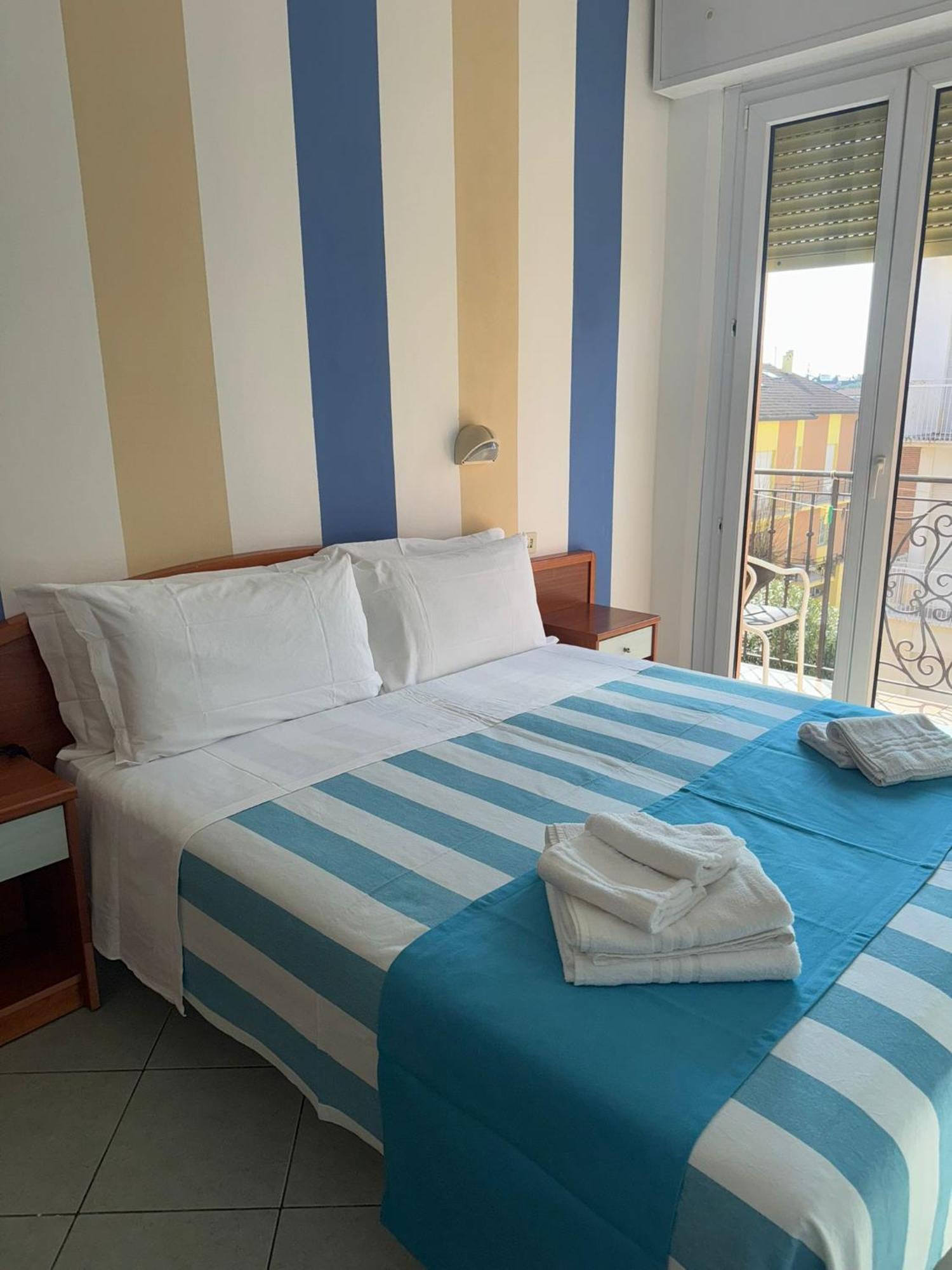 โฮเทล วิลลา กาเตรีนา Hotel ริมินี ภายนอก รูปภาพ